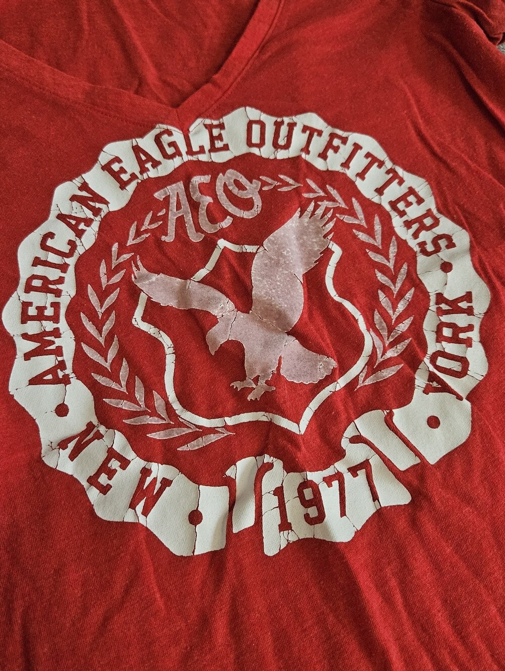 American Eagle Outfitters Red V-Neck Short Sleeve Tee - Picture 2 of 5